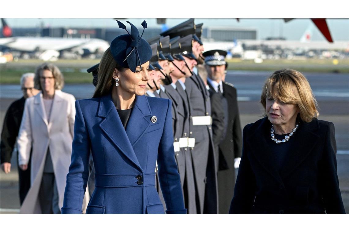 Prinzessin Kate (l.) unterhält sich bei der Ankunft am Flughafen Heathrow mit Elke Büdenbender (r.), der Ehefrau von Bundespräsident Frank-Walter Steinmeier, zum Auftakt des dreitägigen Staatsbesuchs.