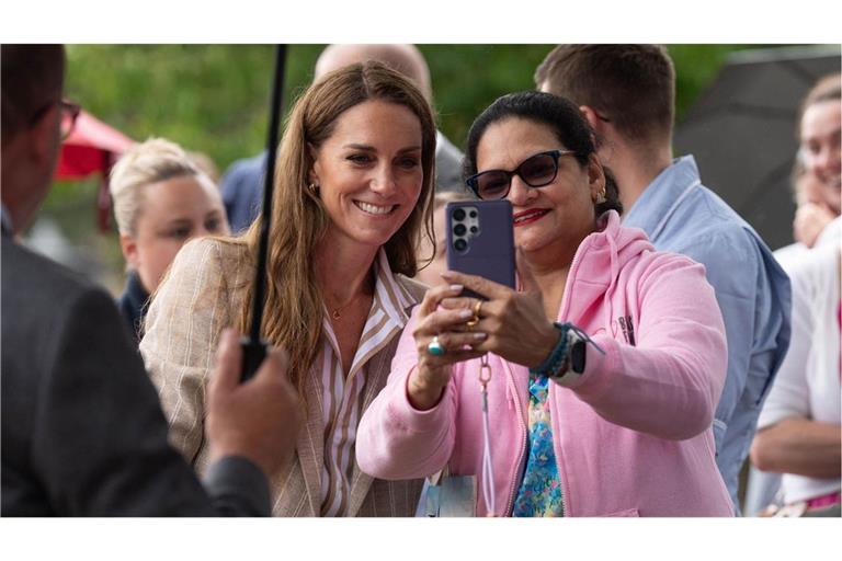 Prinzessin Kate lächelte am Mittwoch in Colchester in viele Handykameras.