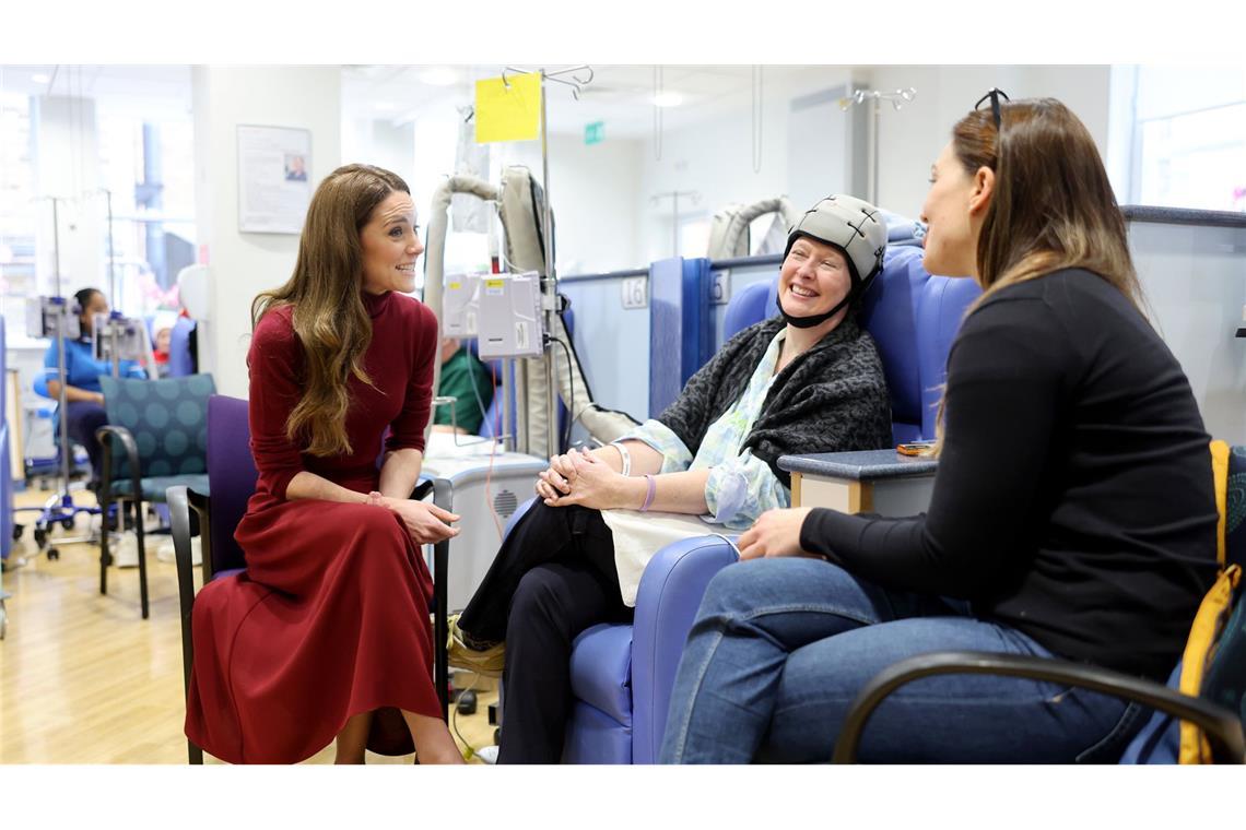 Dankeschön nach Krebsbehandlung: Kate besucht Krankenhaus Prinzessin Kate (links) beim Besuch des Krankenhauses, von dem sie selbst behandelt wurde.