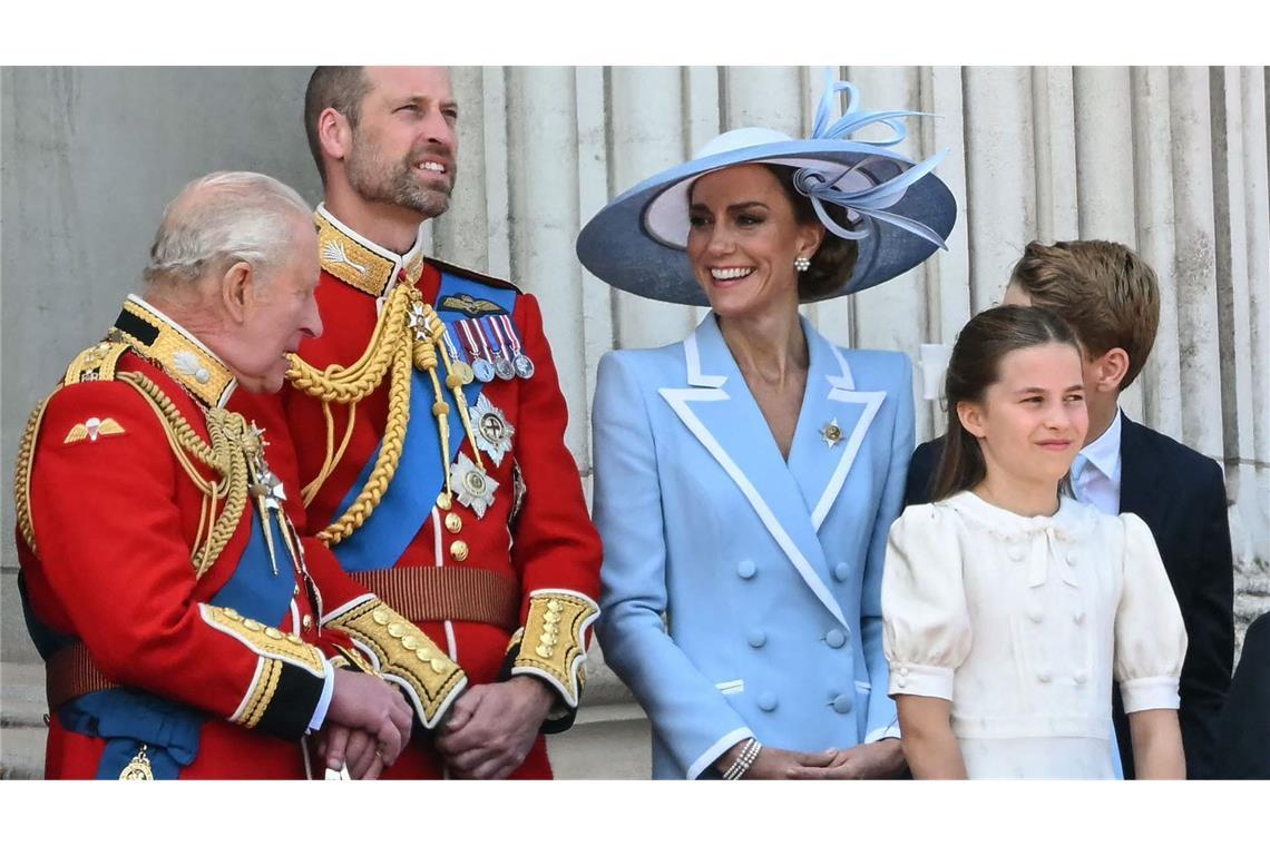 Prinzessin Kate mit ihrem Ehemann Prinz William, König Charles III. (links) und ihren Kindern beim „Fly Over“ auf dem Balkon des Buckingham Palace.