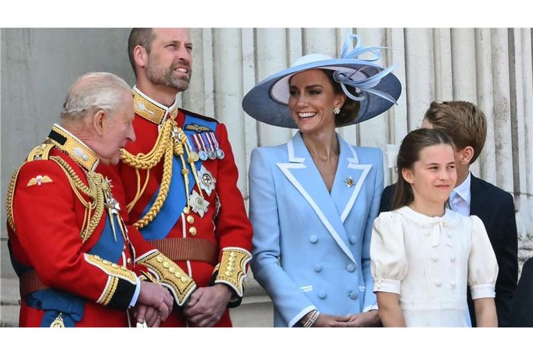 Prinzessin Kate mit ihrem Ehemann Prinz William, König Charles III. (links) und ihren Kindern beim „Fly Over“ auf dem Balkon des Buckingham Palace.