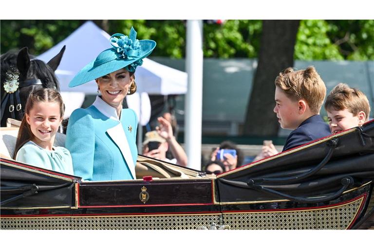 Prinzessin Kate mit ihren drei Kindern Prinz George, Prinzessin Charlotte und Prinz Louis (rechts hinten) beim diesjährigen „Trooping the Colour“.