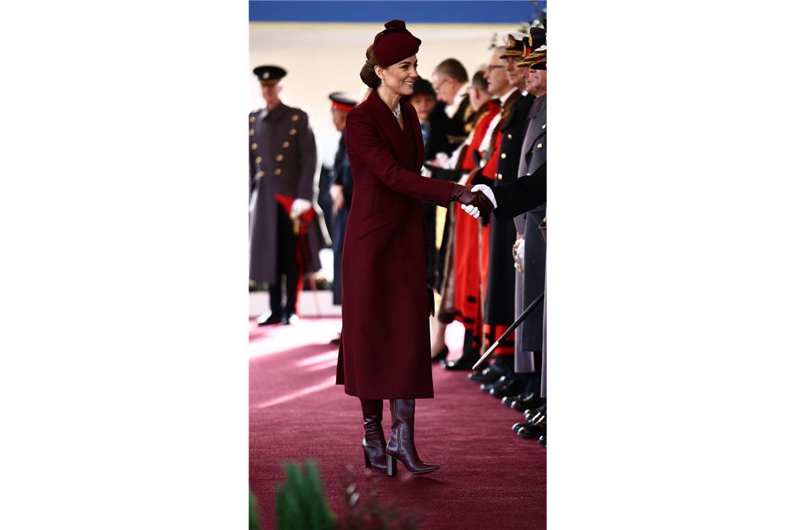 Die Beckhams füllen die Glamour-Lücke Prinzessin Kate trug am Nachmittag einen merlotfarbenen Mantel...