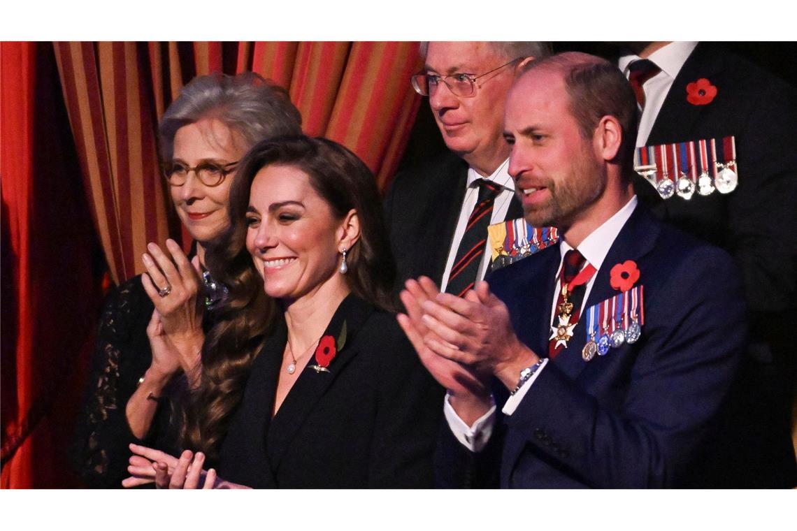 Kate kehrt nach Chemotherapie auf öffentliche Bühne zurück Prinzessin Kate und Prinz William beim Royal British Legion Festival of Remembrance in der Royal Albert Hall am Vorabend. Erstmals seit dem Ende ihrer Chemotherapie zeigt sich die Frau des britischen Thronfolgers wieder bei wichtigen Auftritten.