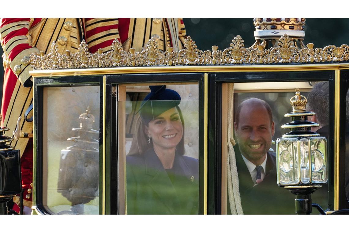 Prinzessin Kate und Prinz William fahren in einer Pferdekutsche zur feierlichen Begrüßung auf Schloss Windsor.