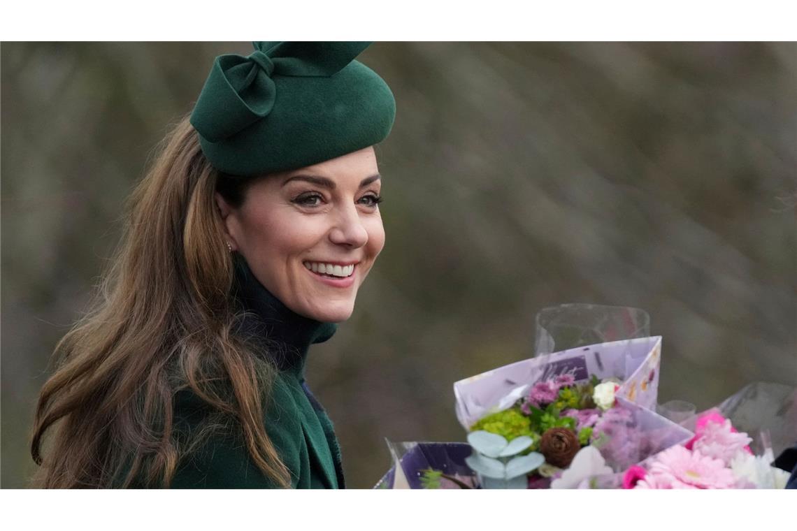 Fans beschenken Kate und Kinder beim royalen Weihnachtsfest Prinzessin Kate wurde mit Blumen "überhäuft", wie der Sender Sky News kommentierte.