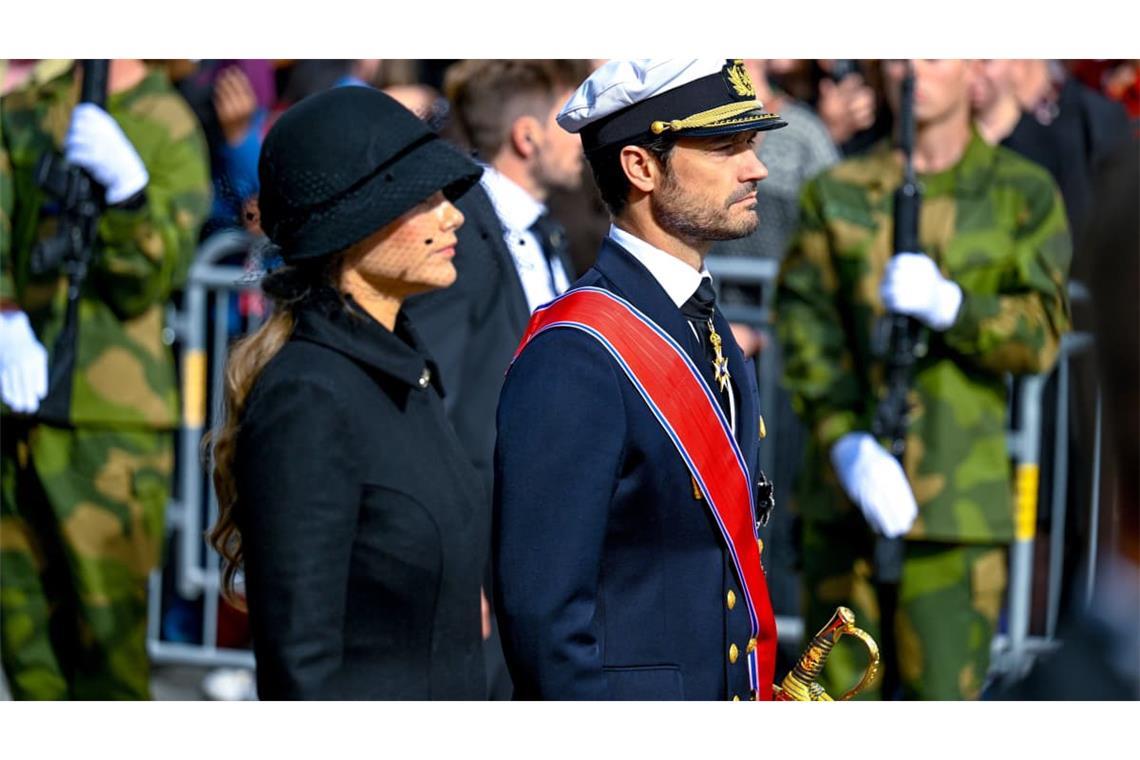 Prinzessin Sofia von Schweden und Prinz Carl Philip gehen hinter dem Sarg her, in dem König Harald V. vom Palast zur Kathedrale von Oslo überführt wird.