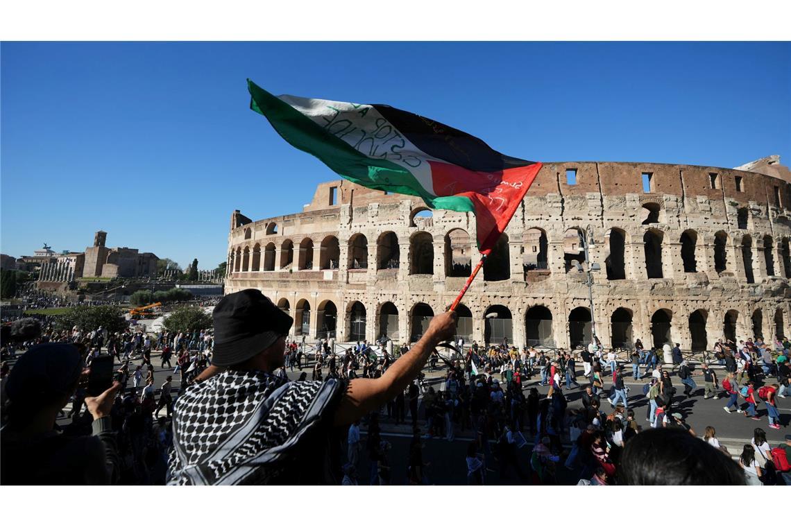Bilder des Tages Pro-palästinensische Demonstranten marschieren vor dem Kolosseum in Rom während einer Demonstration zur Unterstützung der Bevölkerung von Gaza.