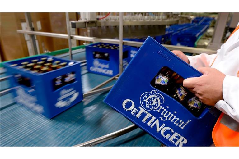 Produktion in der Oettinger Brauerei in Braunschweig. Derzeit ruht die Produktion wegen eines Warnstreiks. (Archivbild)
