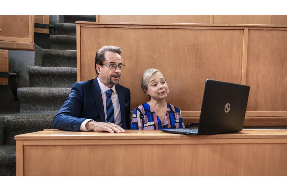 Berauschter Boerne geht viral Prof. Karl-Friedrich Boerne (Jan Josef Liefers, l.) und Silke Haller (Christine Urspruch, r.) präsentieren Staatsanwältin Wilhelmine Klemm freudig ihren Erkenntnisgewinn aus einem spektakulären Experiment, das zur Lösung des verworrenen Falles beiträgt.