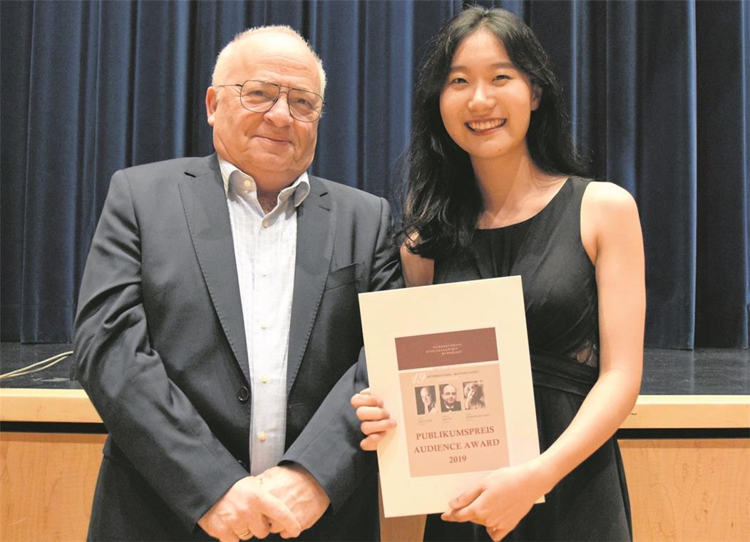 Professor Felix Gottlieb überreichte die Urkunde an Publikumspreisträgerin Hyelee Kang.
