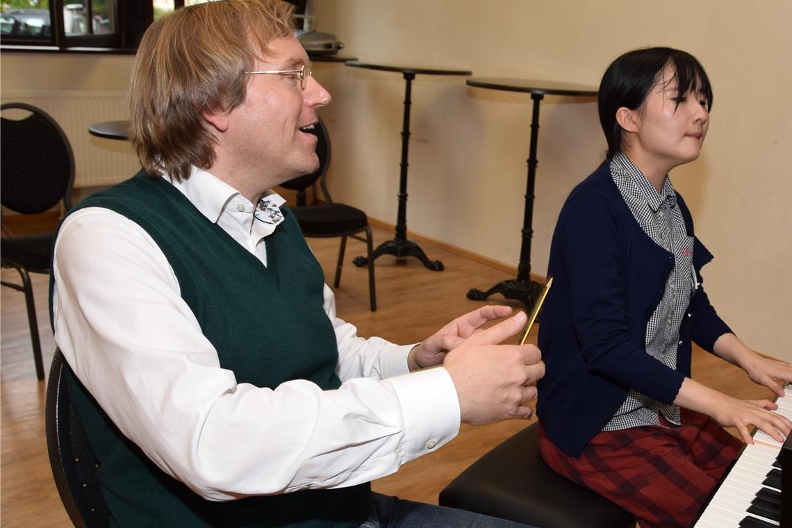 Professor Jan Jiracek von Arnim unterrichtet die japanische Studentin Michi Arai. Foto: Elisabeth Klaper
