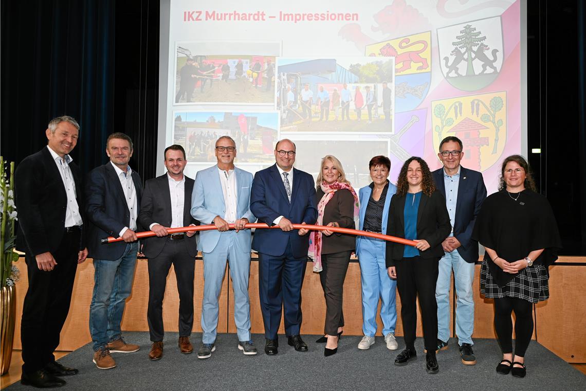 Projektpartner und Gäste (von links): Martin Papendieck, Christoph Jäger, die Bürgermeister Kevin Dispan, Reinhold Sczuka und Armin Mößner, Sabine Wittlinger, Inge Gräßle, Bürgermeisterin Veronika Holz, Jens Steinat und Katharina Manthey. Foto: Elisabeth Klaper