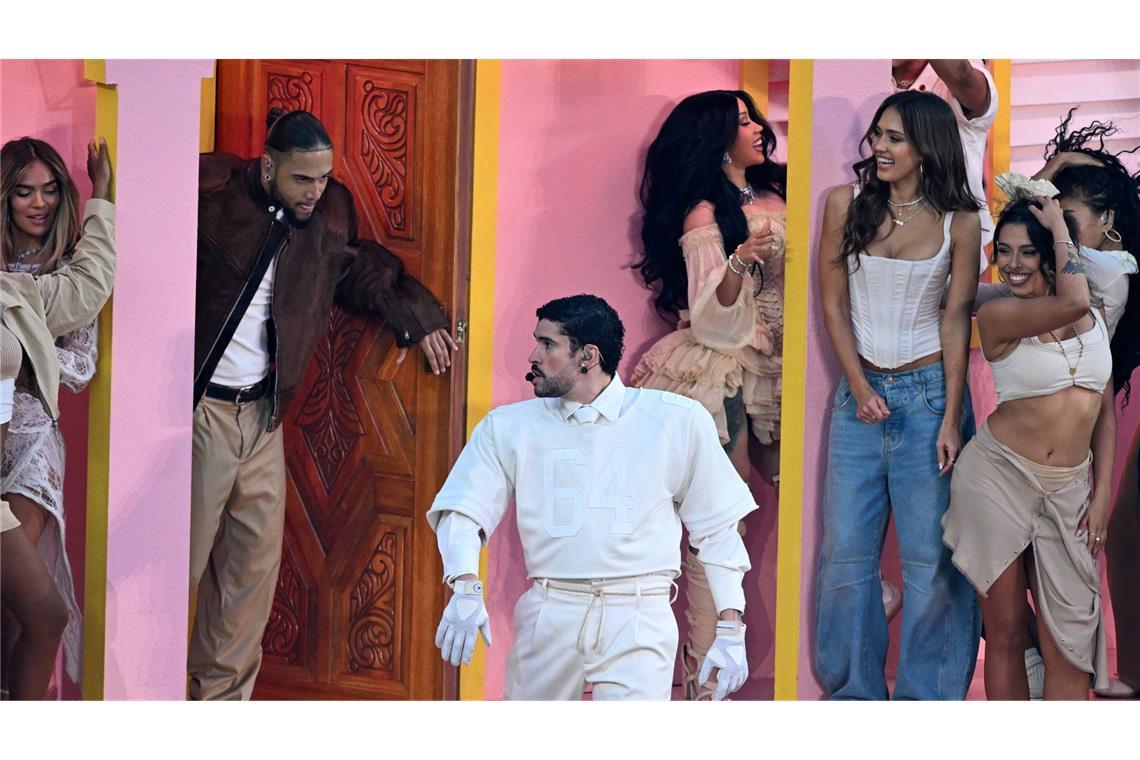 Prominente Unterstützung für Bad Bunny:  Unter anderem war Jessica Alba unter den Tänzerinnen.