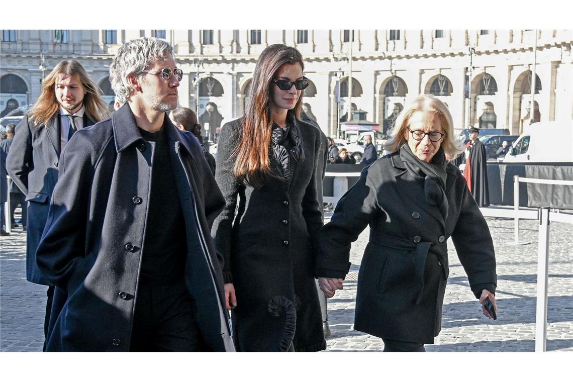 Prominente wie Anne Hathaway trauern um Valentino.