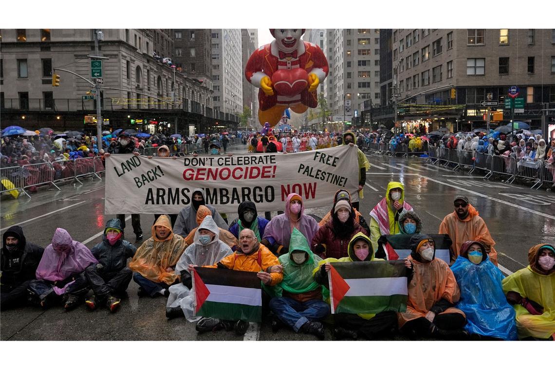 Pitschnasse Thanksgiving-Parade schwebt durch New York Propalästinensische Demonstranten nutzen die populäre Parade