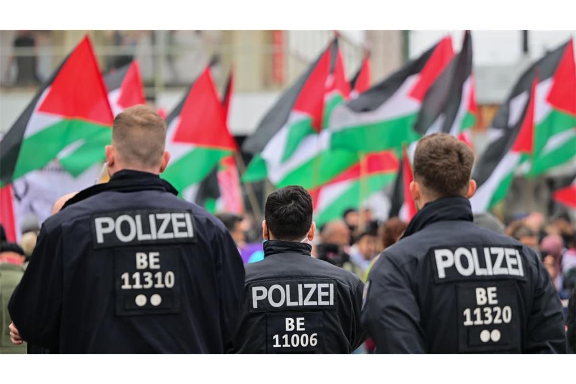 Propalästinensische Demonstration Anfang Oktober in Berlin. Der Übergang zum Antisemitismus ist mitunter fließend. Die unbehelmten Köpfe der Polizisten zeigen immerhin: Es geht friedlich zu.