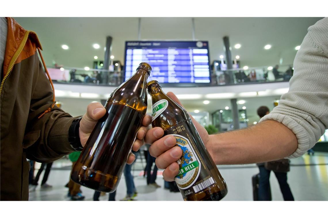 Prost in der Vorhalle? Damit ist nun Schluss: Wer am Bahnhof Alkohol trinken möchte, kann das weiterhin in der Gastronomie tun - Mitgebrachtes ist tabu.