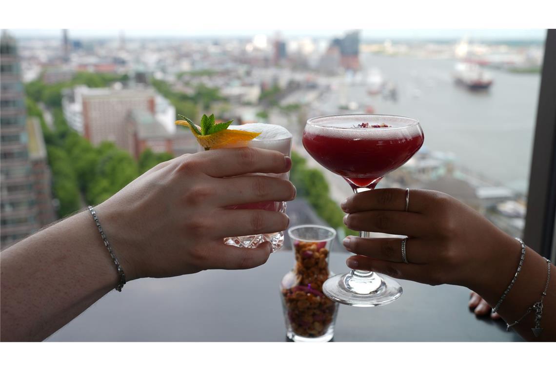 Prost mit Cocktails: Viele berichten einer Umfrage zufolge, dass sie weniger ausgehen und auch weniger ihre Freunde treffen angesichts der Inflation der letzten Jahre.