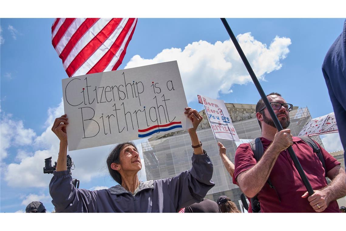 Streit um Geburtsrecht: Sieg für Trump vor Oberstem Gericht Protest begleitet eine Anhörung zum Streit um das Geburtsrecht vor dem Gerichtsgebäude im Mai: Demonstranten setzen ein Zeichen für den Erhalt des in der Verfassung verankerten Geburtsrechts. (Archivbild)