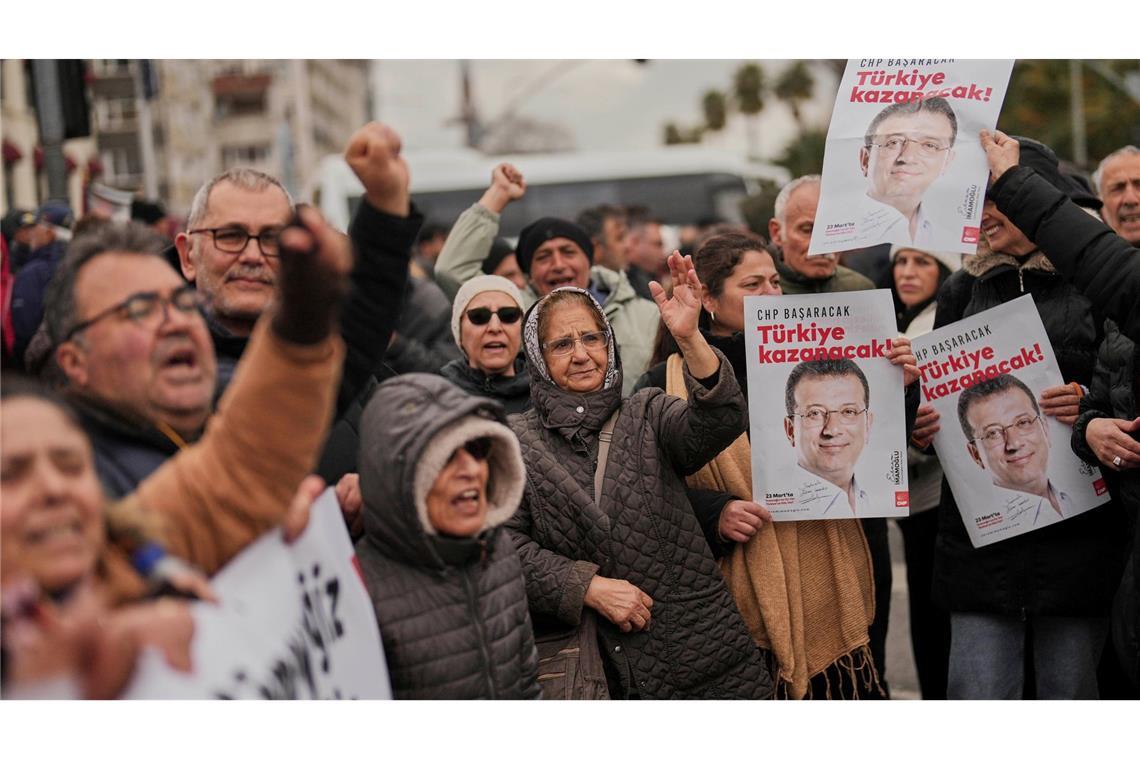 Erdogan-Gegner festgenommen – Putschversuch angeprangert Protest gegen die Festnahme in Istanbul.