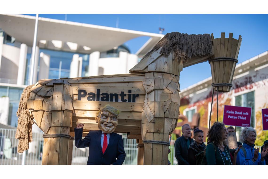 Innenminister mit merkwürdigen Antworten zu Palantir Protest gegen die umstrittene Analysesoftware der Firma Palantir in Berlin: Trojanisches Pferd des Firmengründers, Trump-Unterstützers und Demokratiefeindes Peter Thiel?