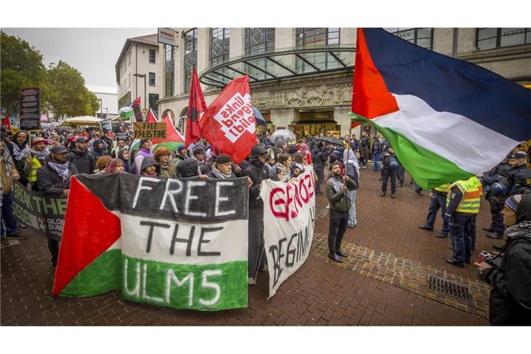 Protest gegen Waffenlieferungen an Israel: Rund 150 Menschen zogen durch Ulm.