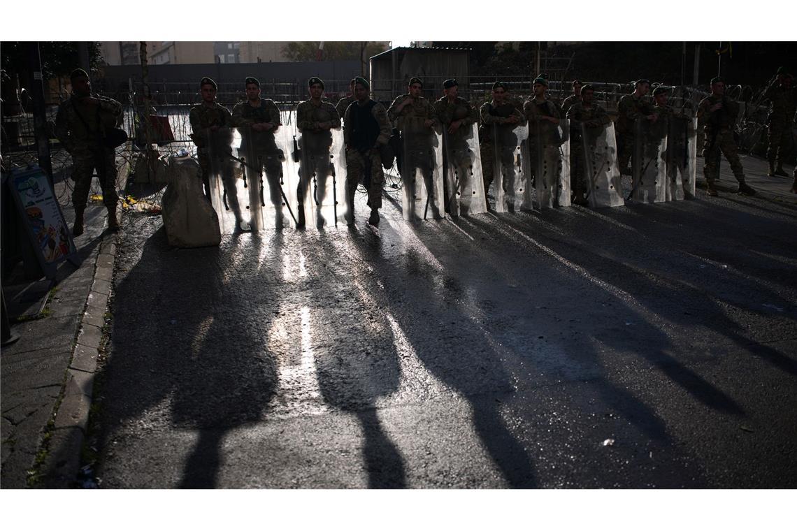 Protest in Beirut: Libanesische Soldaten bewachen Regierungspalast