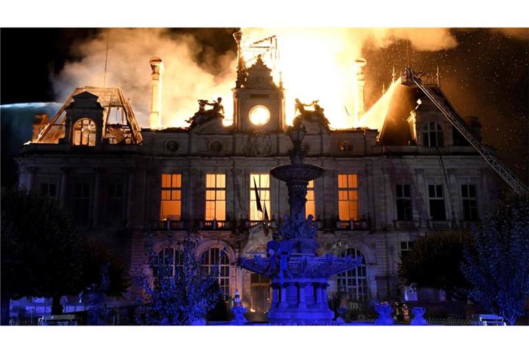 Protest in Frankreich am 17. Oktober: Dieses Foto zeigt ein Feuer, das das Rathaus in Limoges in Zentralfrankreich zerstört, nachdem eine Gruppe von Personen im Rahmen einer landesweiten Mobilisierungsaktion gegen hohe Lebenshaltungskosten gewaltsam in das Gebäude eingedrungen war.
