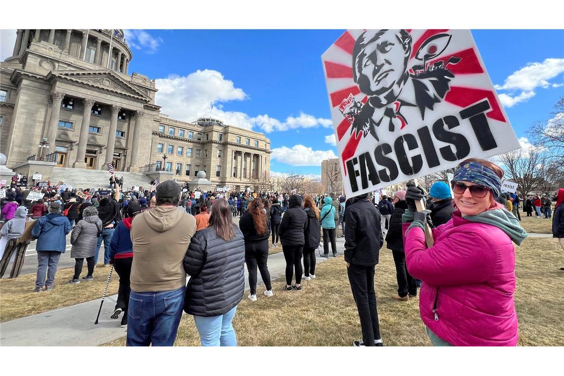 Bilder des Tages Protest in Idaho: Demonstration egen Trump vor dem Statehouse