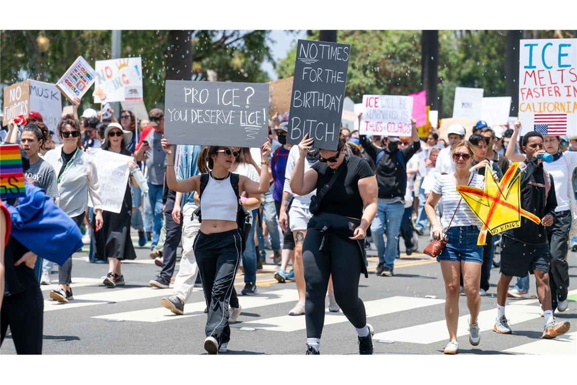 "No Kings": Landesweite Proteste gegen Trump Protest in Santa Monica an der US-Westküste.