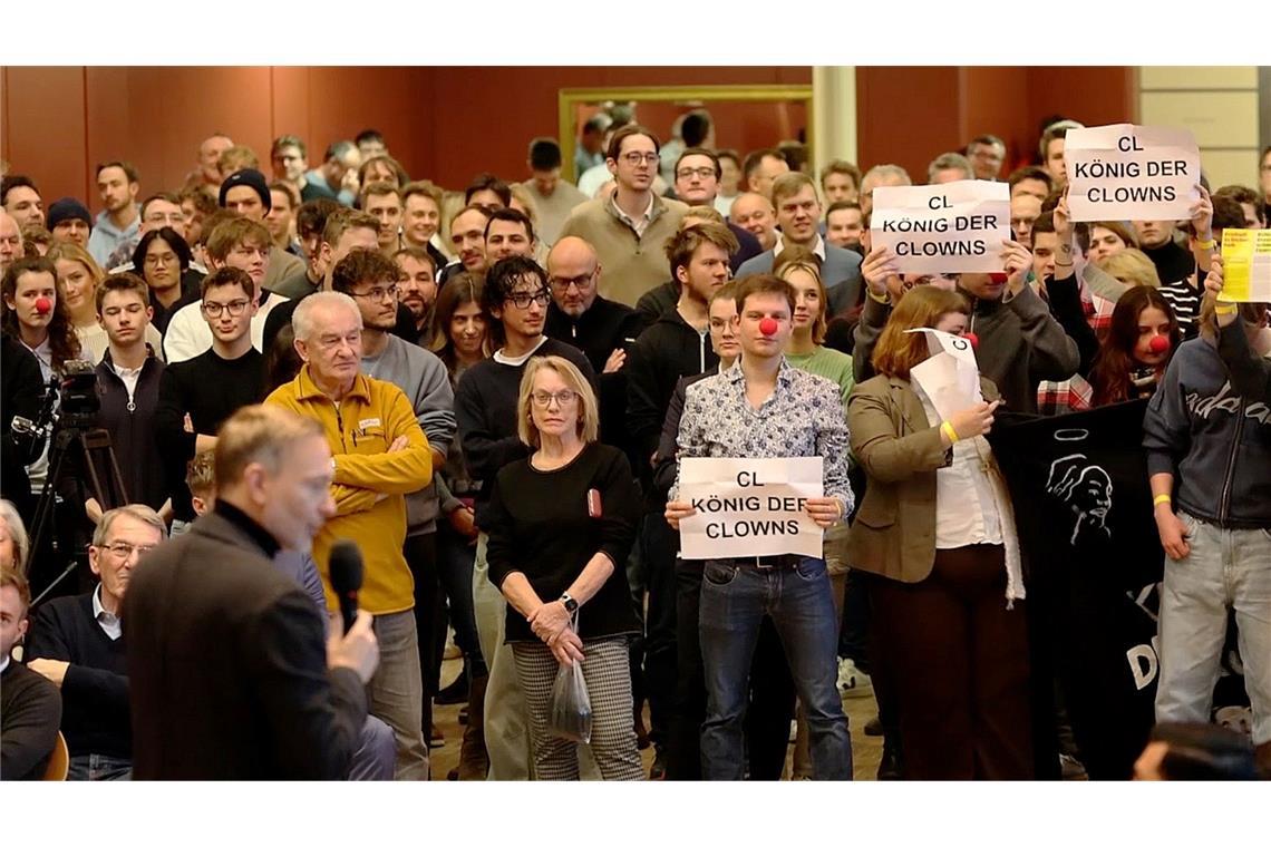Bilder des Tages Protest mit Clownsnasen: Störer unterbrechen Lindner-Rede bei Wahlkampfauftritt