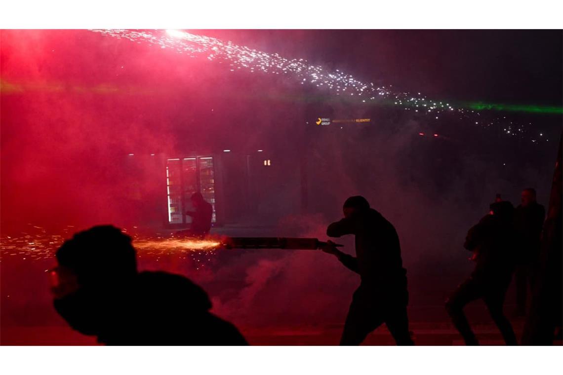 Protestanten schießen in Albanien Feuerwerkskörper auf Polizeibeamte.