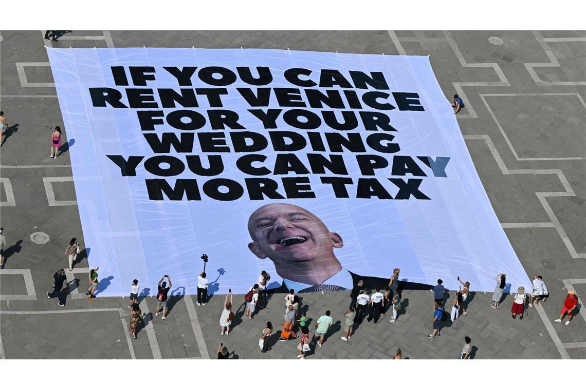 Fast 100 Privatjets werden zur Bezos-Hochzeit erwartet Protestbanner in Venedig: Zur Hochzeit von Jeff Betos in Venedig werden rund 200 Promigäste erwartet.
