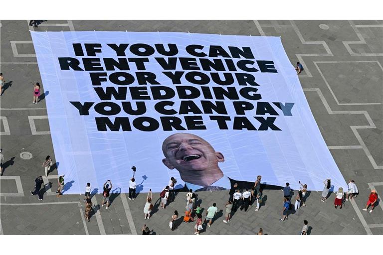 Protestbanner in Venedig: Zur Hochzeit von Jeff Betos in Venedig werden rund 200 Promigäste erwartet.