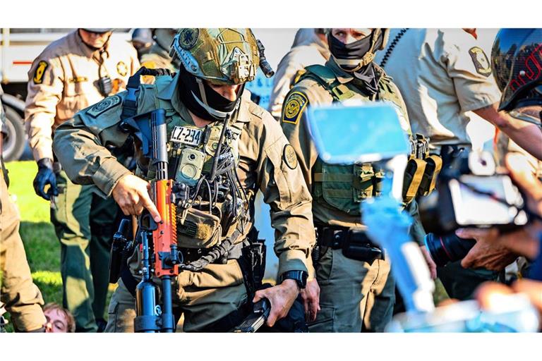 Proteste gegen die ICE-Einheiten werden von Sicherheitskräften mitunter rigide aufgelöst.