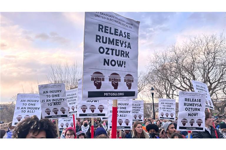 Proteste gegen Festnahme von türkischer Studentin.