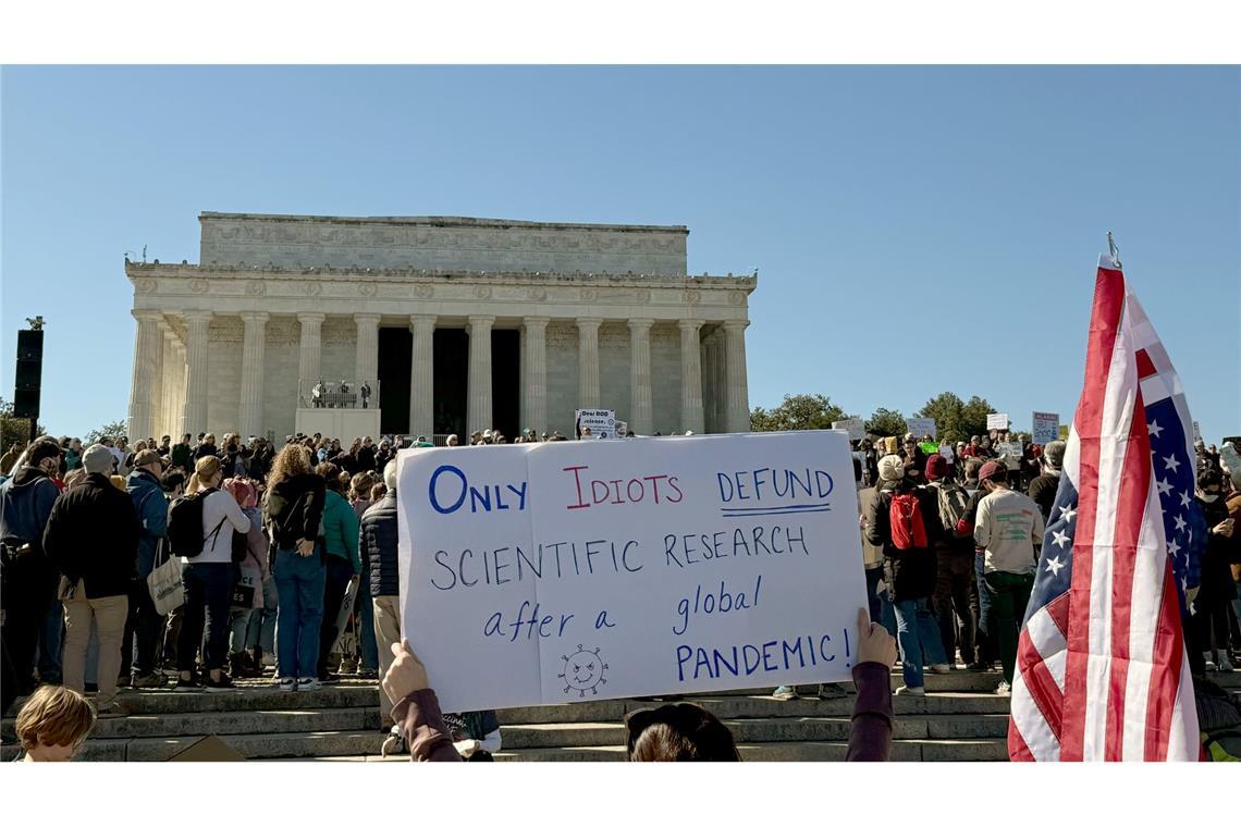 "Rettet die Wissenschaft": US-Proteste gegen Trumps Politik Proteste gegen Kürzungen.