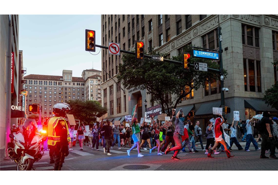 „Legt euch nicht mit Texas an“ – Gouverneur setzt 5.000 Nationalgardisten ein Proteste gegen Trumps Migrationspolitik in San Antonio, Texas