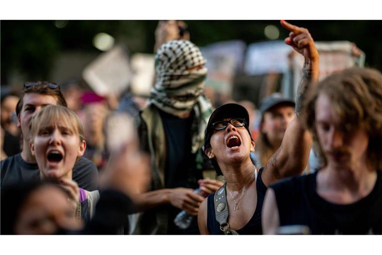 Proteste in den USA: Tausende gehen gegen die Migrationspolitik von Donald Trump auf die Straßen.