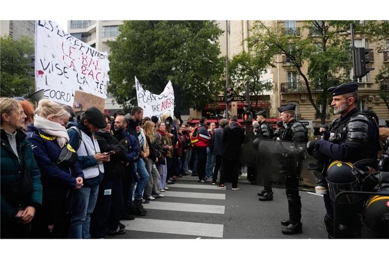 Proteste in Frankreich: Demonstranten stehen Polizisten gegenüber, während eines Protests gegen die schlechten Bildungsbedingungen an Schulen.