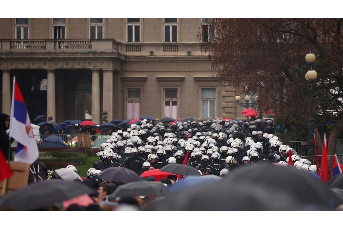 Bilder des Tages Proteste in Serbien: Demonstranten marschieren während einer Großdemonstration gegen den populistischen Präsidenten Vucic und seine Regierung in der Belgrader Innenstadt an einer Absperrung der Bereitschaftspolizei vorbei.