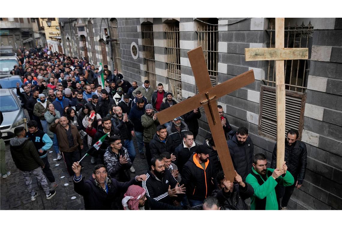 Christen in Syrien feiern Weihnachten und Sturz von Assad Proteste von Christen, nachdem ein Weihnachtsbaum in Brand gesetzt wurde.