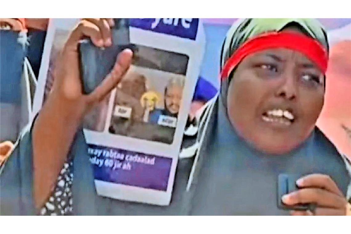 Achtjährige in Somalia verheiratet – Protest auf TikTok Proteste von Frauen in Mogadischu: Die Influencerin Muna hatte die Zwangsheirat der kleinen Fatima öffentlich gemacht.