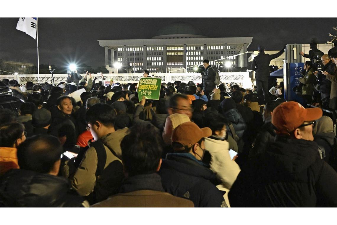 Bilder des Tages Proteste vor der Nationalversammlung in Seoul gegen die Verhängung des Kriegsrechts durch den südkoreanischen Präsidenten Yoon.