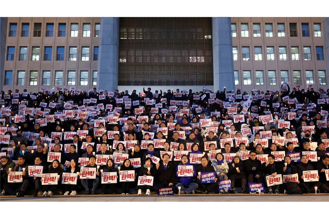 Bilder des Tages Proteste vor Parlament in Seoul: Opposition fordert Rücktritt von Präsident Yoon