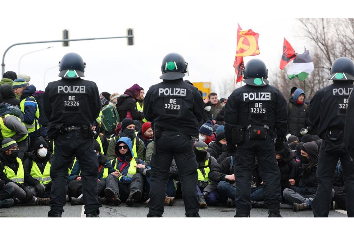 Proteste gegen AfD: Abgeordneter bei Polizeieinsatz verletzt Protestierende und Polizei standen sich vielerorts direkt gegenüber.