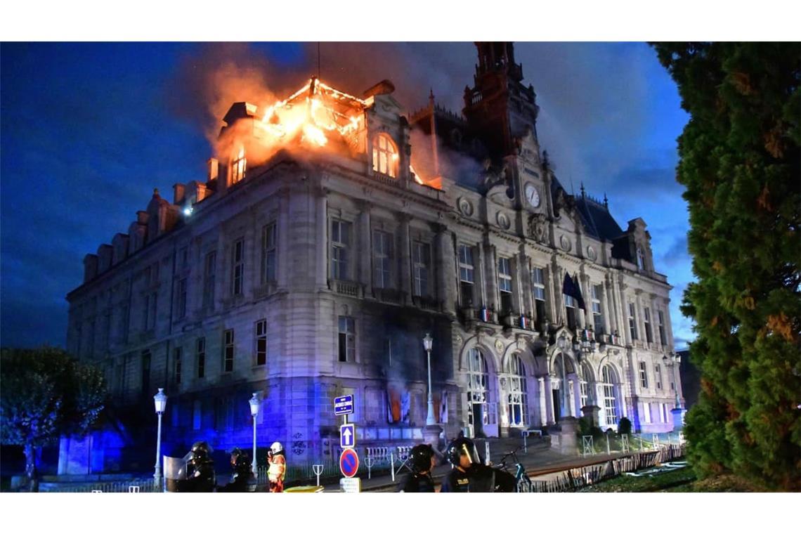 Protesttag in Frankreich: Dieses Foto zeigt einen Brand im Rathaus, nachdem eine Gruppe von Personen im Rahmen einer landesweiten Mobilisierungsaktion gegen die hohen Lebenshaltungskosten in Limoges in Zentralfrankreich gewaltsam in das Gebäude eingedrungen war.