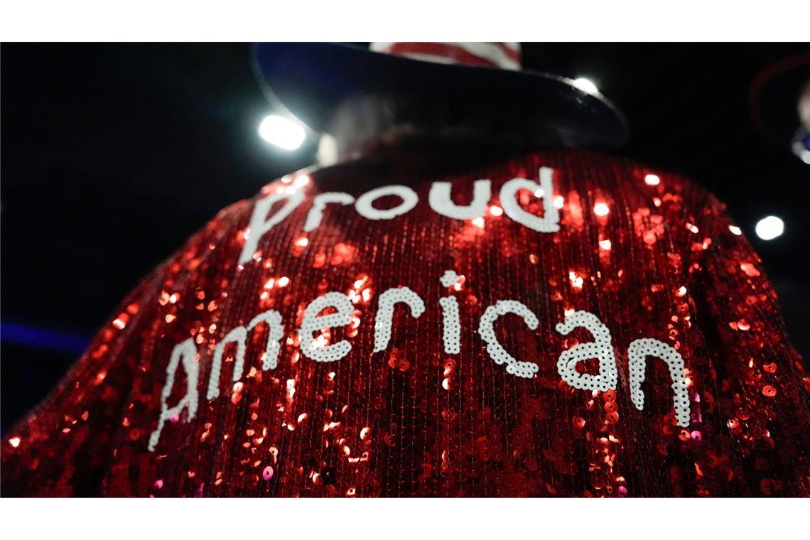 Harris räumt Niederlage ein: Weiter für Demokratie kämpfen "Proud American" - ein Unterstützer von Trump bei dessen Wahlparty in Florida.