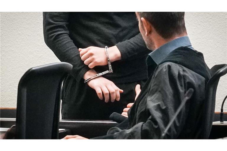 Prozessauftag vor dem Landgericht: Zwei rechte Aktivisten sollen versucht haben, einen linken Gewerkschafter niederzustechen.